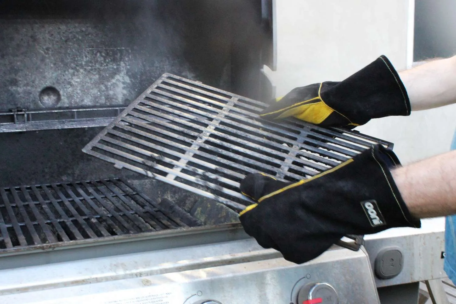 Best Gloves for Smoking: Fabric BBQ Gloves Enhanced with Synthetic Materials