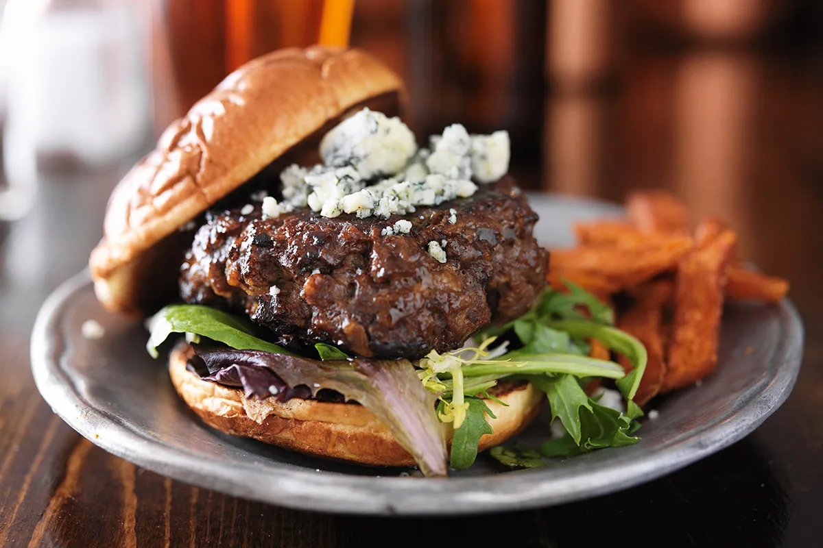 Blue cheese and BBQ bison burgers: a tasty and nutritious recipe
